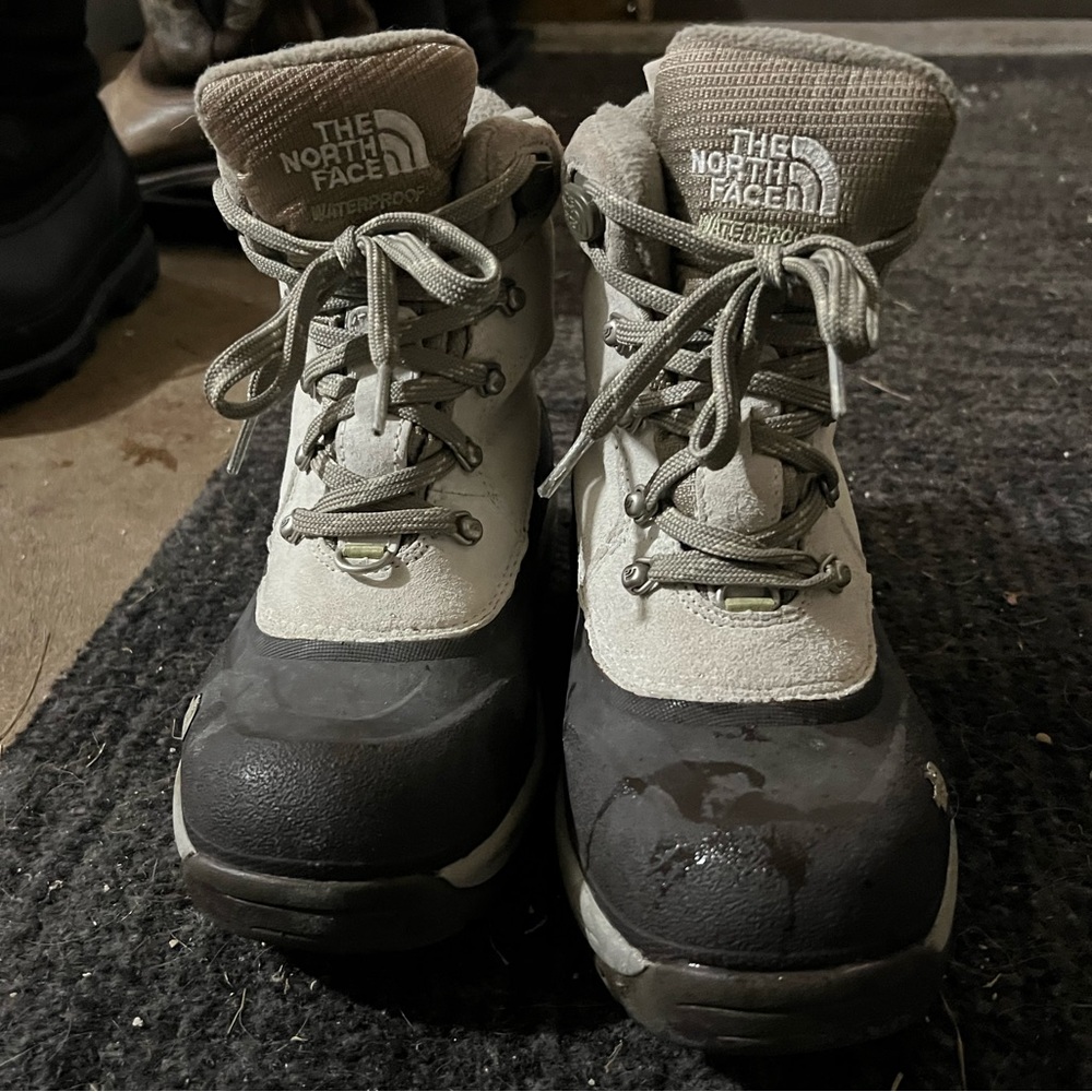 The north face winter boots! Size 7